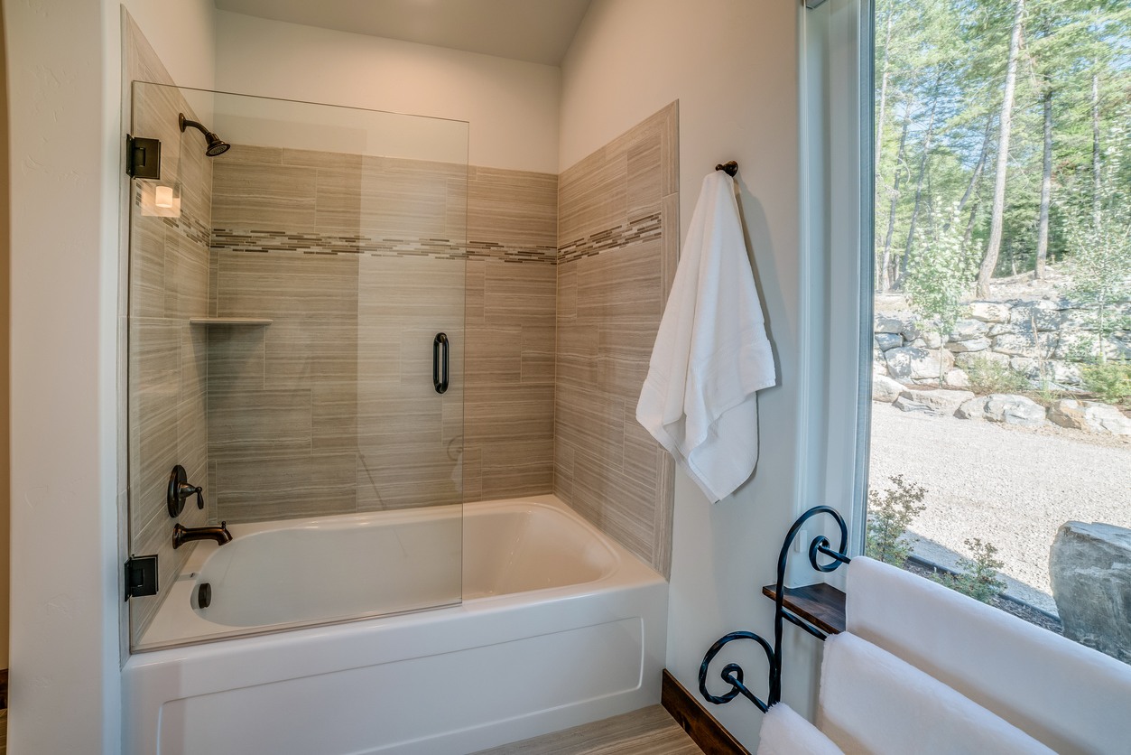 Shower & Tub Installation in Los Alvarez